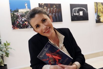 Ayanta Barilli recala en Palencia con ‘Si no amaneciera (Planeta)’, una historia de familia, de amor y lealtad, en la presentación acompañada por la escritora y doctora en Literatura Española, Mar Sancho. -ICAL