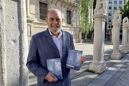 Clemente Barahona, junto a su libro frente a la fachada de la Universidad de Valladolid. ArgiComunicación.