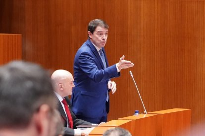 El presidente de la Junta, Alfonso Fernández Mañueco, durante su intervención en el pleno de las Cortes.- ICAL