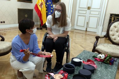 La ministra de Politica Territorial Isabel Rodriguez, recibe a la nadadora paralimpica Burgalesa Marta Fernández. - ICAL