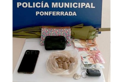 Material incautado por la Policía de Ponferrada a un hombre de 48 años - ICAL