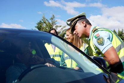 Operación 'ROADPOL Safe Holidays', por la que agentes de la Guarda Nacional Republicana (GNR) de Portugal se unen a agentes del Sector de Tráfico de la Guardia Civil en la Comunidad para apoyar a los conductores lusos que circulan en estas fechas estivales.- ICAL