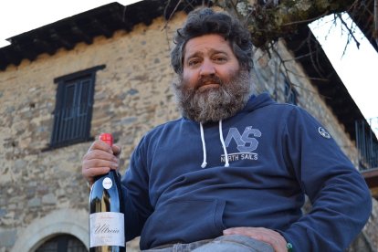 Raúl Pérez, en una foto de archivo, a las puertas de su bodega berciana. / ArgiComunicación