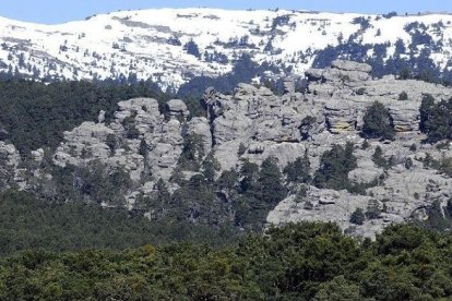 El paraje ofrece algunas de las mejores vistas de la sierra de Urbión, entre Burgos y Soria, con sus característicos pinares y llamativas formaciones rocosas.  VALENTÍN GUISANDE