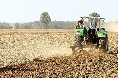 Tractor en el campo en una imagen de archivo