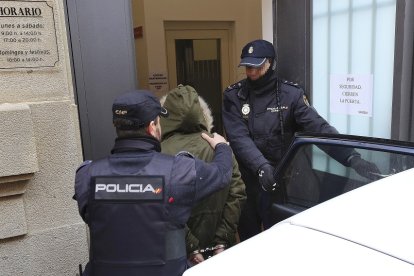 Agentes de la Policía Nacional acompañan a la mujer en el momento de acceder a los Juzgados. ICAL