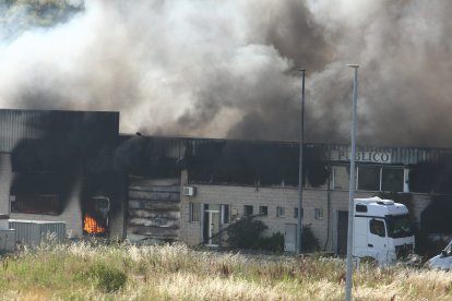 Incendio en varias naves del polígono industrial de Bembibre (León).- ICAL