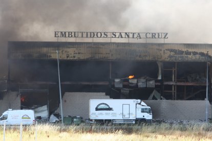 Incendio en varias naves del polígono industrial de Bembibre (León).- ICAL