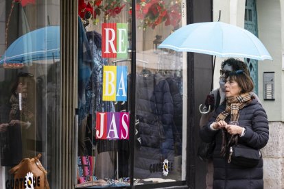 Dos mujeres observan un escaparate en rebajas de un comercio de proximidad en Valladolid. PHOTOGENIC