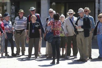 Una guía turísitica ofrece una explicación a un grupo de turistas. RAÚL G. OCHOA