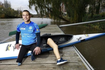 Enrique Navas posa en el embarcadero de Tenerías con el Pisuerga al fondo y con la equipación de su equipo, el Breogán de O Grove. - J.M. LOSTAU