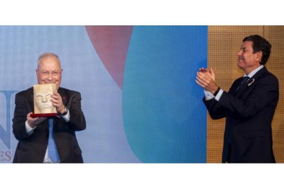 José Carlos Pastor recibe el premio de Personaje Único de manos del consejero Carlos Fernández Carriedo.-PHOTOGENIC