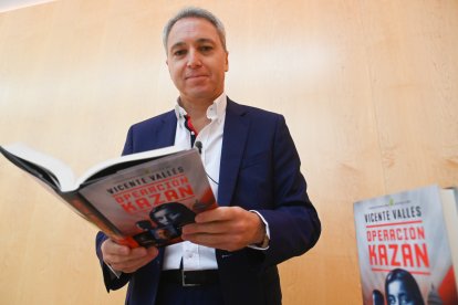 El periodista y escritor Vicente Vallés presenta su novela 'Operación Kazán'. Ical