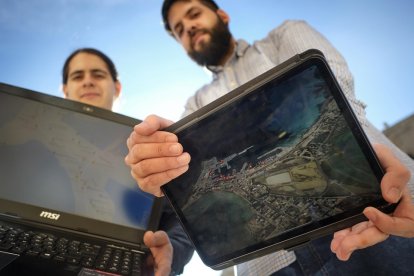 Dos investigadores salmantinos muestran parte de la solución para balancear el flujo de turistas. ENRIQUE CARRASCAL