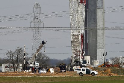 Guardias civiles, inspectores de trabajo y personal judicial, en el aerogenerador, poco después del doble accidente mortal. J.M. LOSTAU