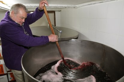 El cofrade Luis Ángel del Campo, elabora limonada en la cofradía. | ICAL