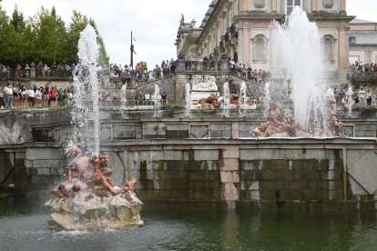 Patrimonio Nacional, con motivo de la festividad de San Luis, lleva a cabo el encendido de los juegos de agua de varias fuentes monumentales del Palacio Real de La Granja de San Ildefonso, con un aforo limitado para 577 personas. - ICAL