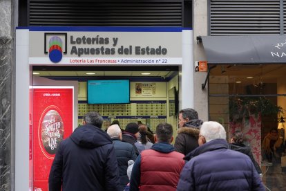 Cola en una administración de lotería en la capital vallisoletana. ICAL