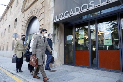 Abogados y representantes del PP entran en el juzgado por el caso de las primarias.- ICAL