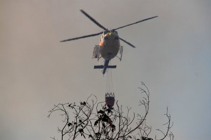 Helicóptero apagando un incendio.- ICAL