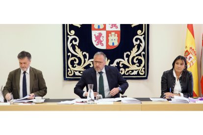 Francisco Vázquez, Carlos Pollán y Ana Sánchez, en la reunión de la Mesa y Junta de Portavoces del jueves.-ICAL