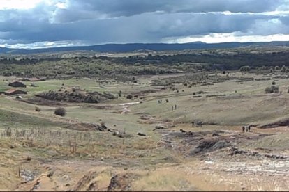 Vista general de la zona de Costalomo donde se han descrito cientos de huellas de icnitas de dinosaurios.