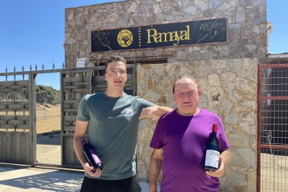 Adrián y Antonio, frente a la bodega Ramayal.- E.M.