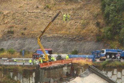 Desmantelamiento del vano del viaducto de la A-6 en León.- Ical