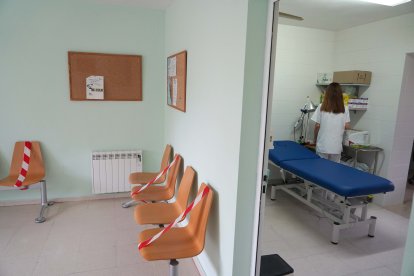 Sala de espera y consulta en un consultorio médico de la provincia de Palencia.- ICAL