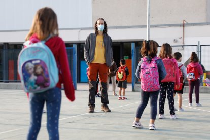 Alumnos del CEIP Nicomedes Sanz, en Santovenia de Pisuerga, guardan la distancia a la entrada del colegio.- JUAN MIGUEL LOSTAU