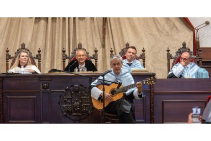 Caetano Veloso, con su guitarra tras el Honoris Causa de la Usal.-ICAL