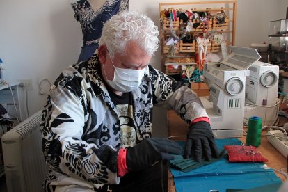 Santiago García, cosiendo mascarillas en su taller. - ICAL