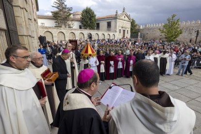 Clausura el Año Jubilar Teresiano de Ávila. Durante la clausura se procedió al cierre de la Puerta Santa en un acto en el que estuvo presente la reliquia de Santa Teresa de Jesús.- ICAL