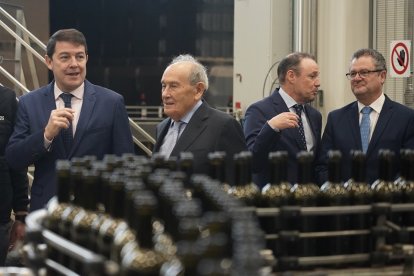 El presidente de la Junta de Castilla y León, Alfonso Fernández Mañueco, durante la visita a Bodegas Protos, en Peñafiel (Valladolid). ICAL