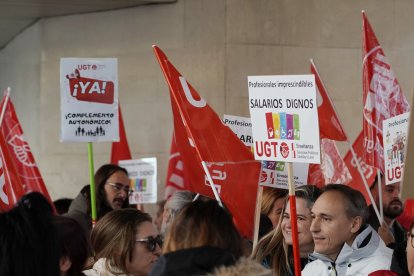 Trabajadores que prestan servicios en los centros de Atención a la Discapacidad se concentran frente a la Consejería de Familia en Valladolid - ICAL