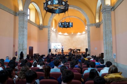 La iniciativa ‘Con cierto aire filosófico’ acerca la filosofía a través de la música a más de medio millar de estudiantes de Bachillerato en Salamanca - ICAL