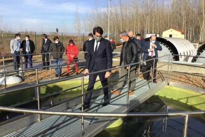 Visita del complejo de Fomento y Medio Ambiente, Juan Carlos Suárez-Quiñones, a la nueva depuradora de Laguna de Negrillos, en León. / ICAL.