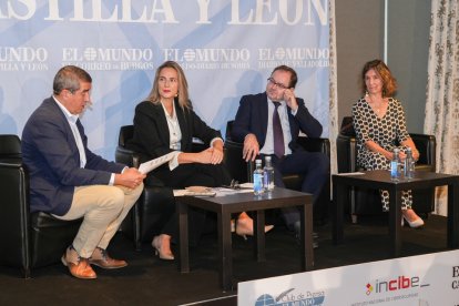 Pablo R. Lago y los tres ponentes el director general del Incibe, Félix Barrio, la directora de Innovación y Emprendimiento del ICE de Castilla y León, Beatriz Casado y la directora de servicios públicos digitales de GMV, Patricia Tejado. / LOSTAU