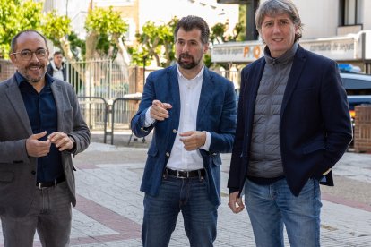 El secretario del PSOECyL, Luis Tudanca, acude a apoyar al candidato a la Alcaldía de Soria, Carlos Martínez.- ICAL