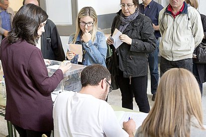 Una joven vota en las anteriores elecciones municipales en una foto de archivo. ICAL