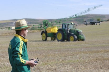 El uso de los drones tiene cada vez más acogida entre el sector vitícola. /  RAÚL G. OCHOA