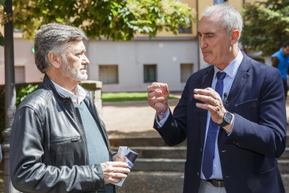 Francisco Vázquez junto al candidato del PP en  Segovia, José Mazarías.-ICAL