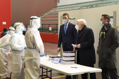 El consejero de Presidencia, Ángel Ibáñez, visita uno de los puntos donde se realizan los test masivos. / ICAL.