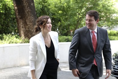 El presidente de la Junta, Alfonso Fernandez Mañueco y la presidenta de Madrid isabel Díaz Ayuso asisten al Foro Guadarrama.- ICAL
