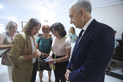 Alba Zarza enseña su aplicación a la consejera Rocío Lucas ante la atenta mirada de Antonio Largo y Josefina González .-E.M.