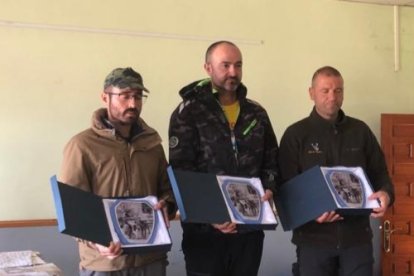 Los tres cazadores regionales clasificados para la semifinal nacional de caza menor con perro. -LEONARDO DE LA FUENTE