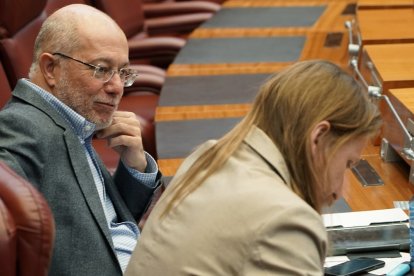 El procurador de Cs, Francisco Igea, observa a Pablo Fernández, el de Unidas Podemos, durante el pleno.- ICAL
