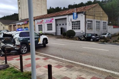 Un vehículo de la Guardia Civil arroyado por el camión. -Europa Press.