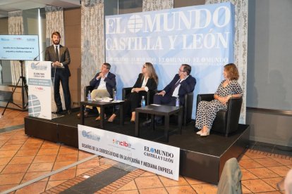 Juan García-Gallardo (Vicepresidente de la Junta de Castilla y León); Pablo Lago (Director de El Mundo - Diario de Castilla y León); Patricia Tejado (Directora de Servicios Públicos Digitales en GMW); Félix Barrio (Director General de INCIBE); Beatriz Casado Sáenz (Directora de Innovación y Emprendimiento del ICE CyL) en el Club de Prensa El Mundo – Diario de Castilla y León ‘Desafíos de la ciberseguridad en la pequeña y mediana empresa’. -J.M. LOSTAU