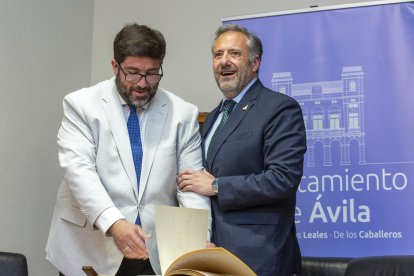 El presidente de las Cortes continúa su ronda de contactos en la provincia de Ávila. En la foto, durante su encuentro con el alcalde de Ávila, Jesús Manuel Sánchez Cabrera. -ICAL